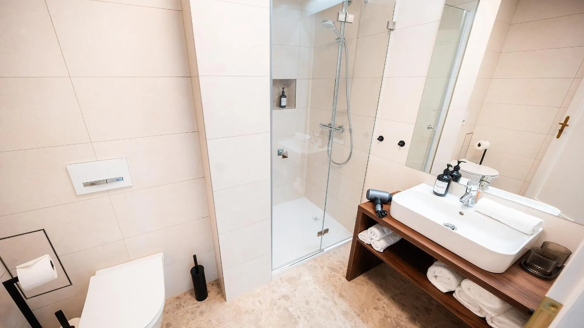 Accordion Boutique Hotel & Premium Suites Prague 4*,